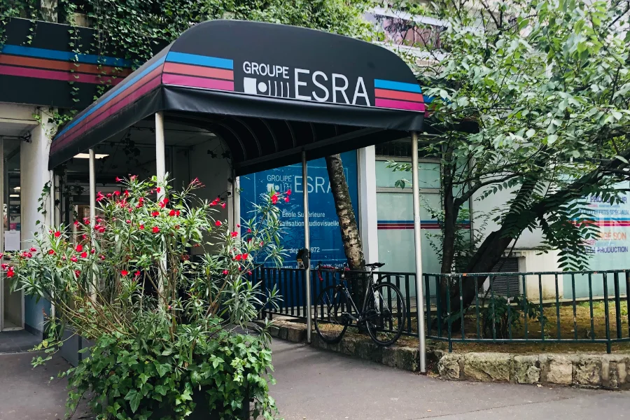 Entrée campus école ESRA Paris cinema