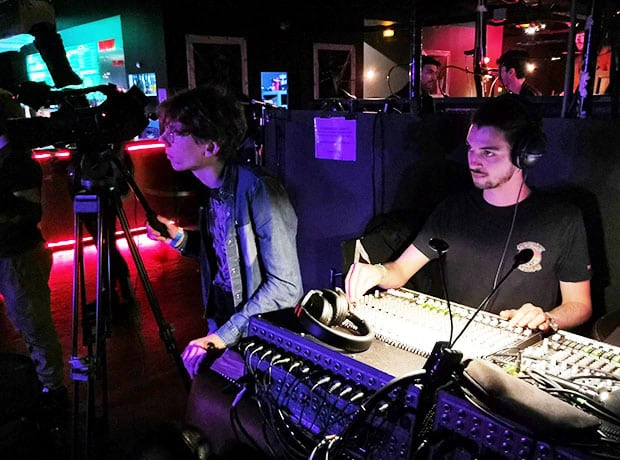 Ingénieur du son à la console pendant la captation d’un concert