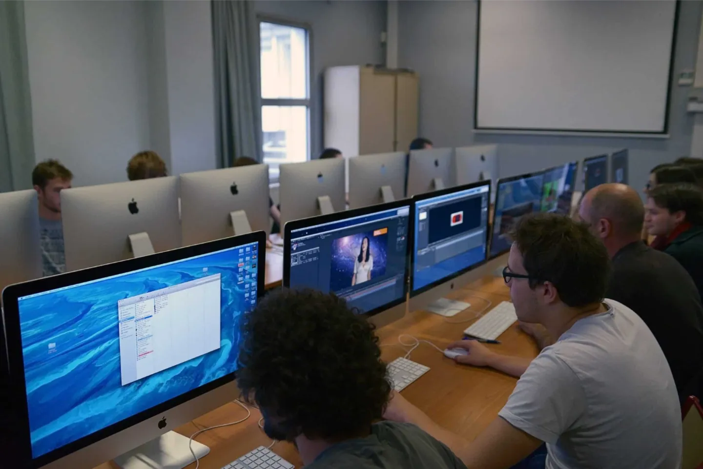 Étudiants de l'ESRA au travail sur ordinateur, en salle de cours