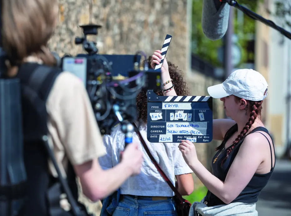 Assistant réalisateur, clap en main, sur un tournage d'étudiants de l'ESRA