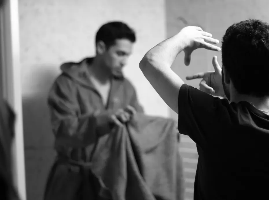 Directeur de la photographie Directeur de la photographie composant le cadre avec ses mains sur un tournage de l'ESRA